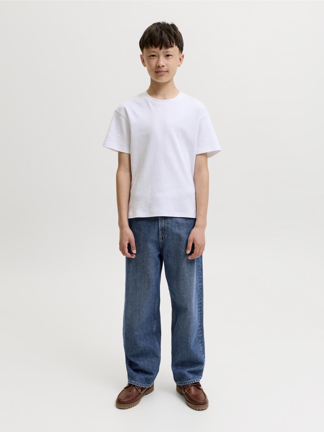 model_shot-front_full
